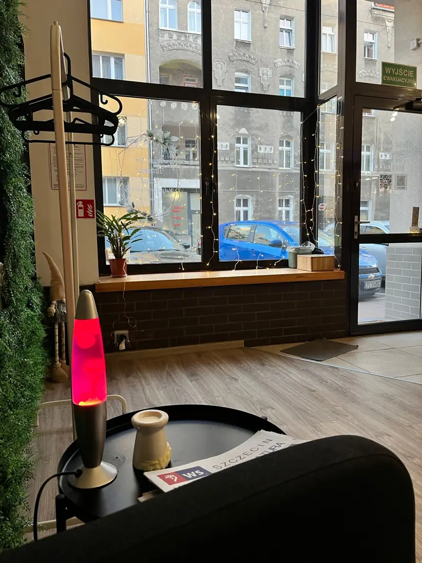 Okno kamienicy z roślinami, Marsi Studio Szczecin