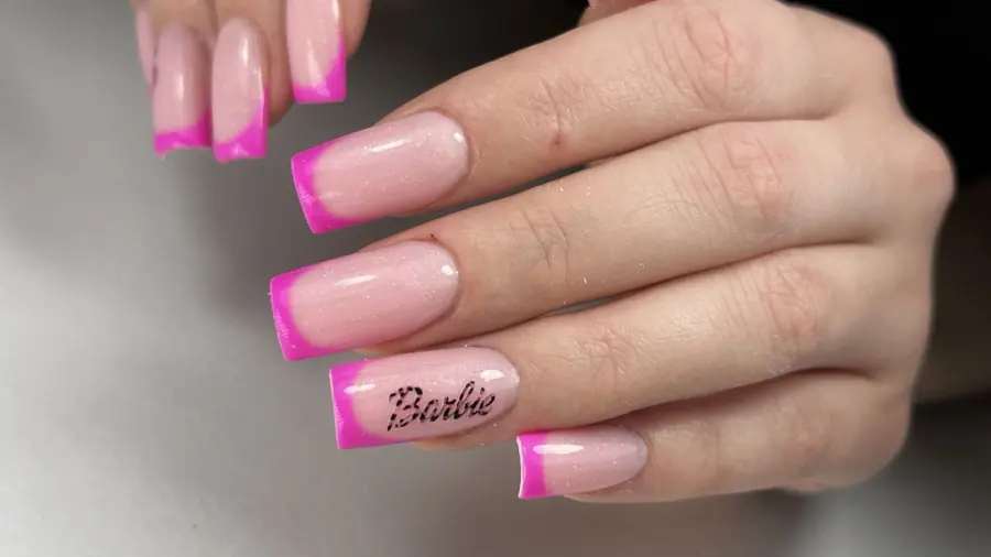 Różowy french z napisem Barbie, Marsi Studio Szczecin
