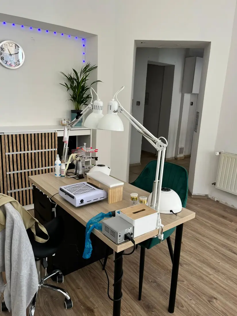 Stanowisko do manicure przy oknie, Marsi Studio Szczecin
