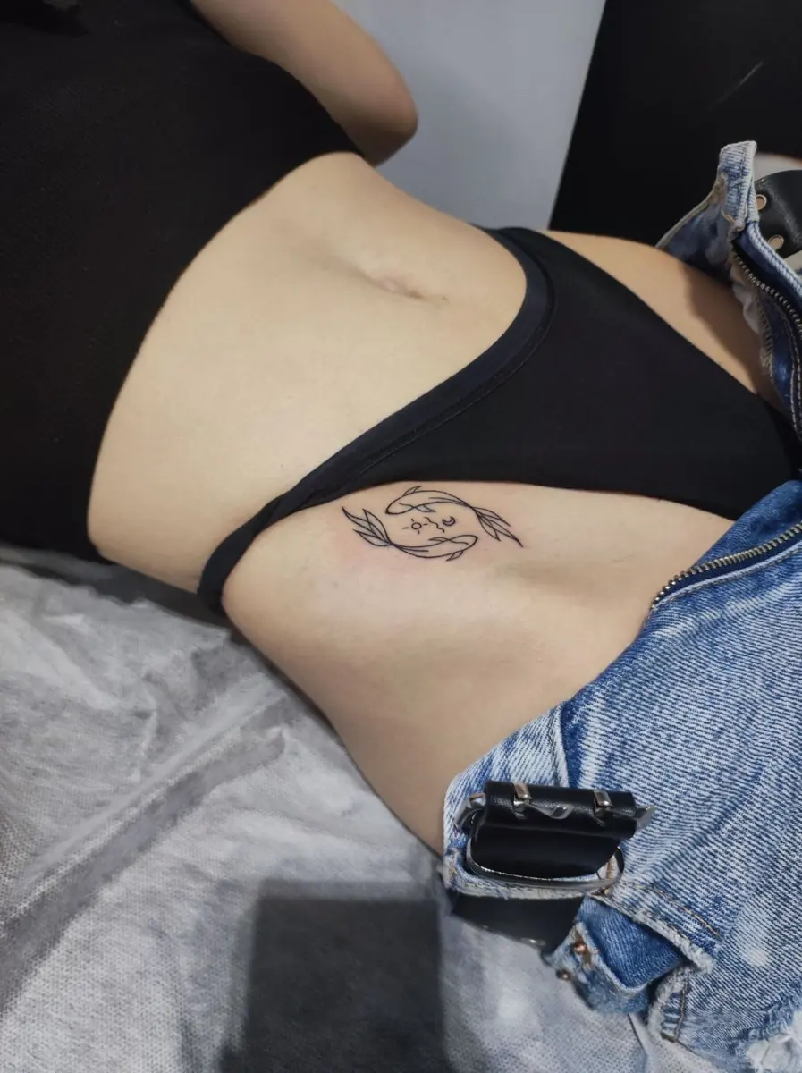 Minimalistyczny tatuaż z rybami koi, Marsi Studio Szczecin